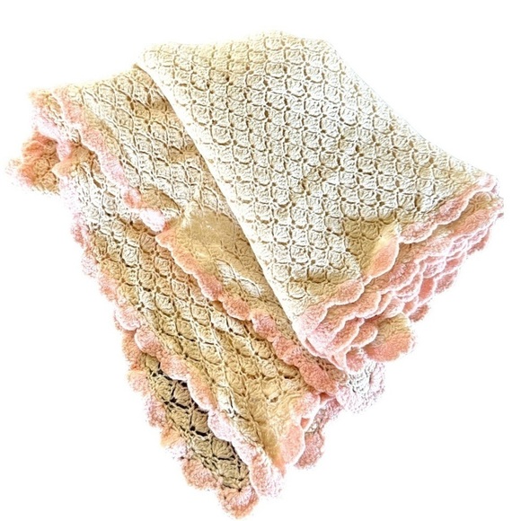 VINTAGE, BEAUTIFULLY HANDMADE, BABY BLANKET. CREAM COLOR WITH PINK TRIM. - Picture 2 of 11